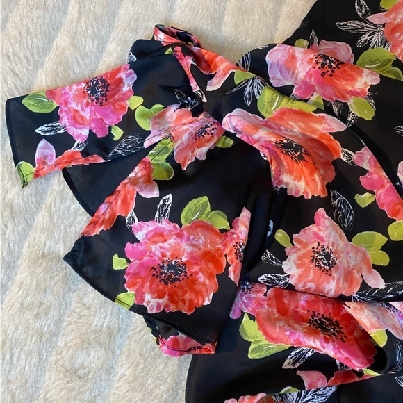 IT Girl Floral Top cut out/ open front - Picture 5 of 7